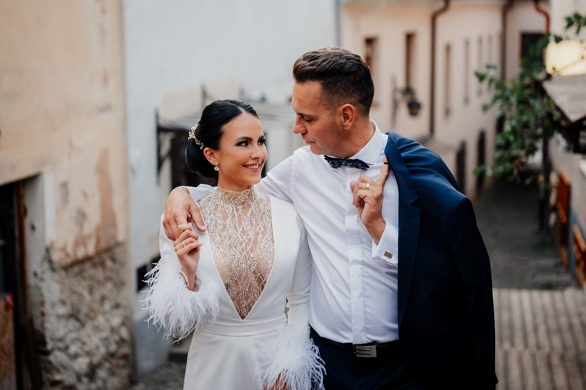 Vlado Ivan Photo | Svadobný fotograf Martin | Ženích s nevestou kráčajú cez mesto